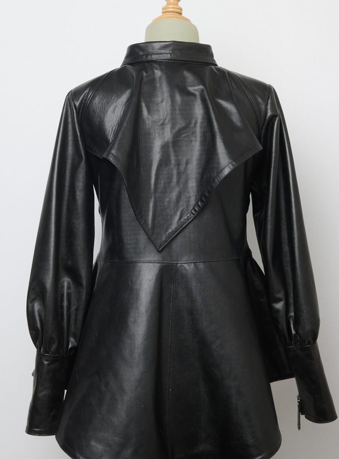 Chaqueta de cuero con vuelo