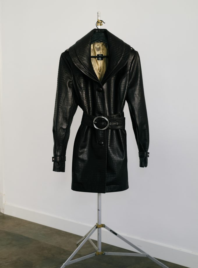 Abrigo de cuero grabado