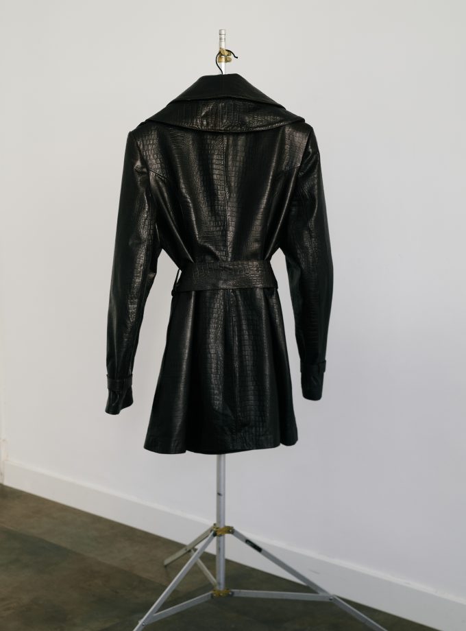 Abrigo de cuero grabado