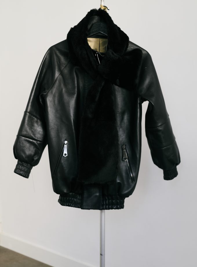 Bomber de cuero con bufanda de pelo