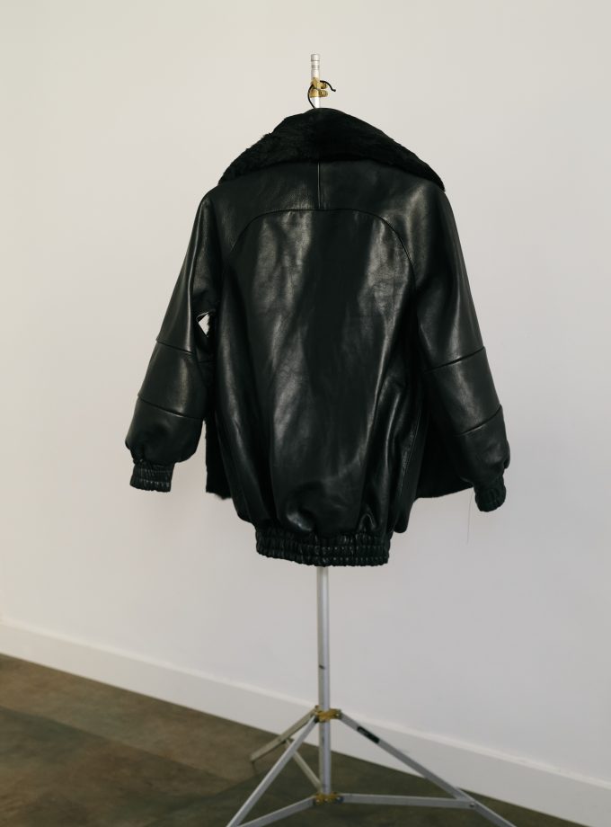 Bomber de cuero con bufanda de pelo