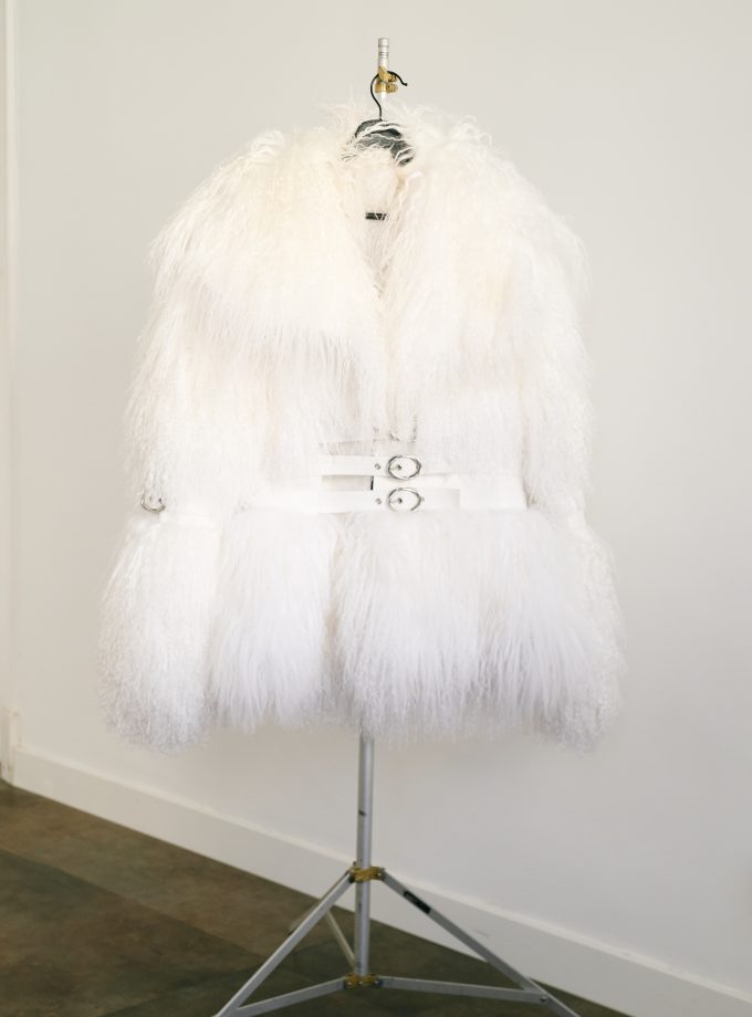 Abrigo de pelo con cinturones