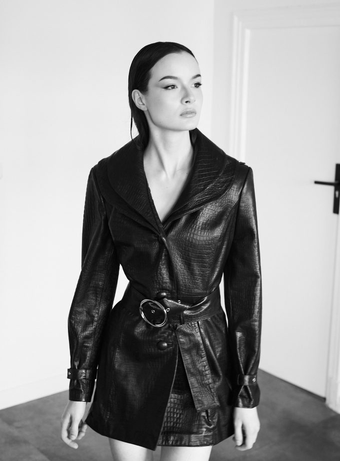 Abrigo de cuero grabado