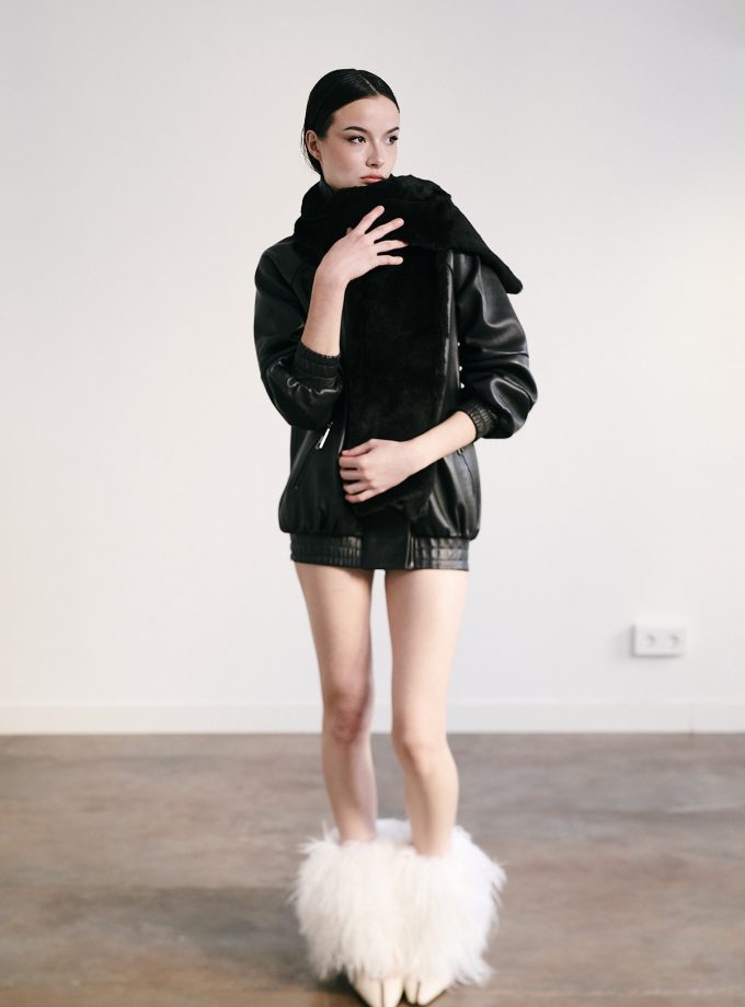 Bomber de cuero con bufanda de pelo