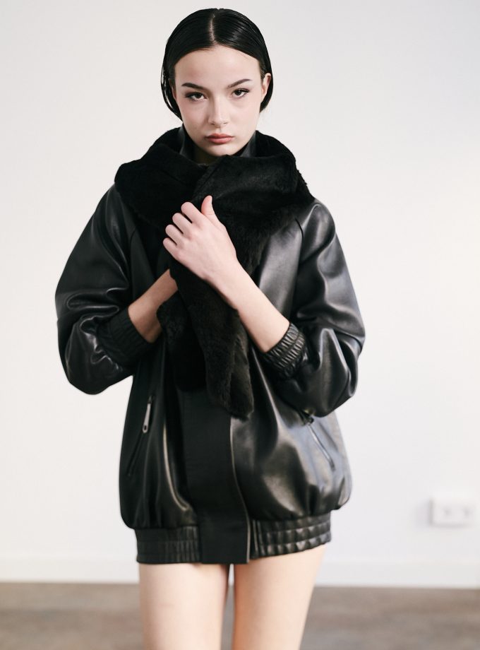 Bomber de cuero con bufanda de pelo