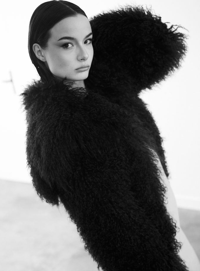 Fur coat with collar