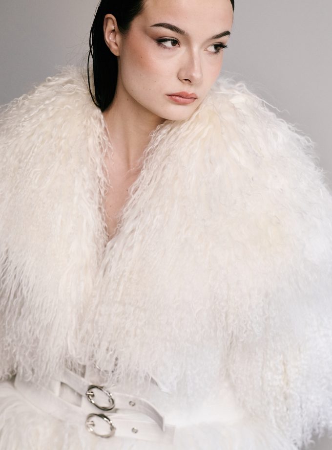 Abrigo de pelo con cinturones