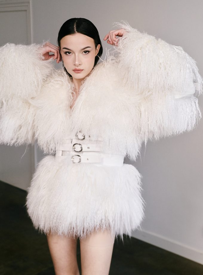 Abrigo de pelo con cinturones